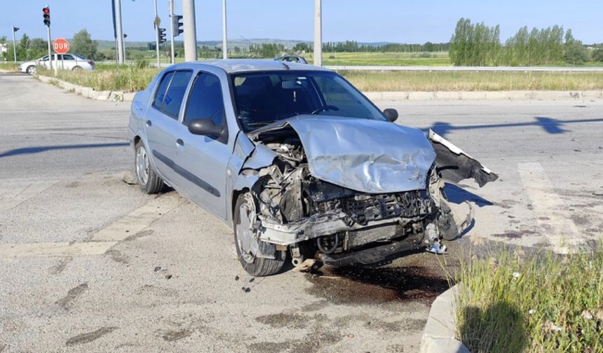 TIR İle Otomobil Çarpıştı: 4 Yaralı