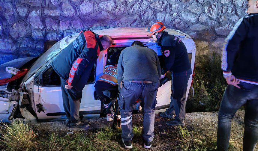 Otomobil İstinat Duvarından Uçtu: 2 Yaralı