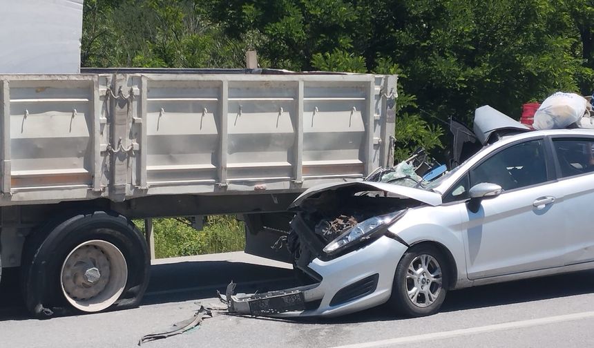 Otomobil TIR'a Ok Gibi Saplandı, 4 Yaralı