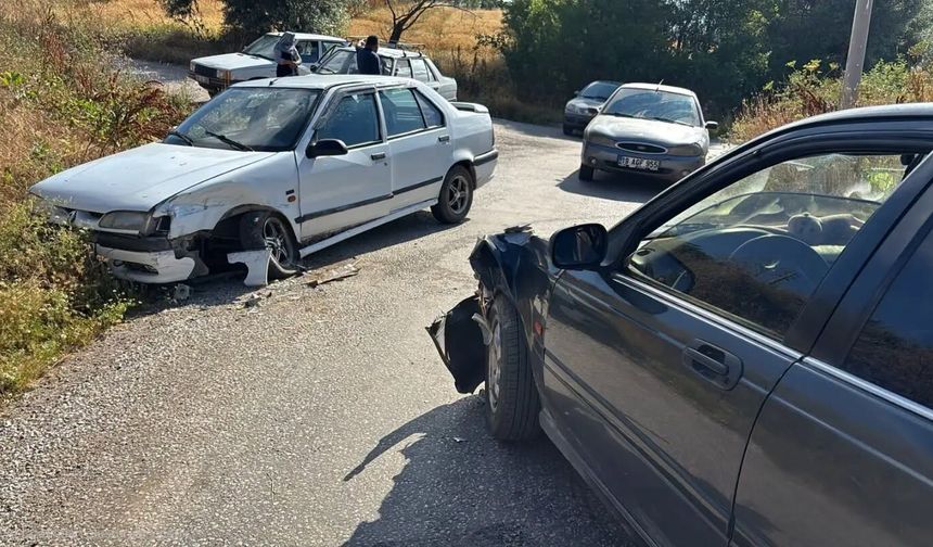 İki Otomobil Kafa Kafaya Çarpıştı: 1 Yaralı
