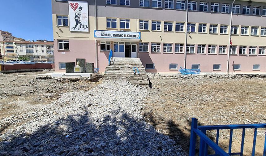 İsmail Kakaç İlkokulu’nda Bahçe Düzenlemesine Başlandı