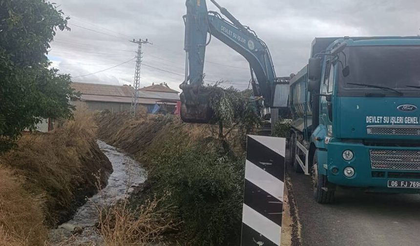 DSİ, Mecitözü’nde Dere Temizliğine Başladı