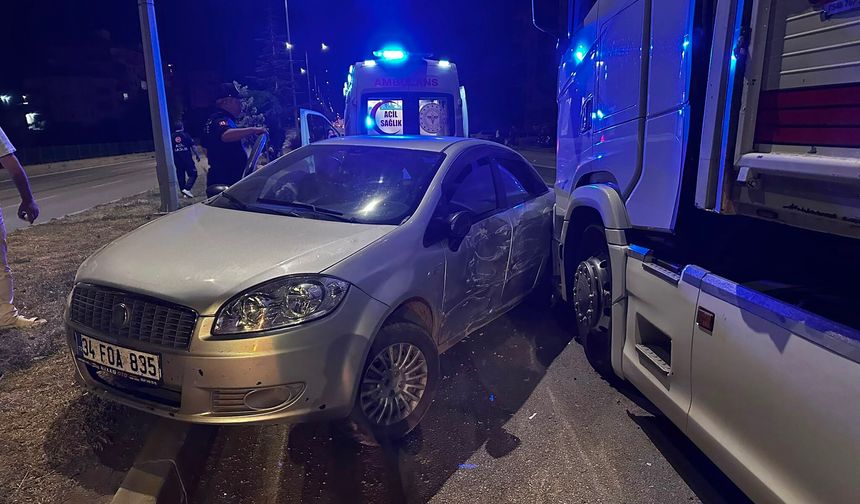 Tırla Otomobil Kavşakta Çarpıştı: 2 Yaralı