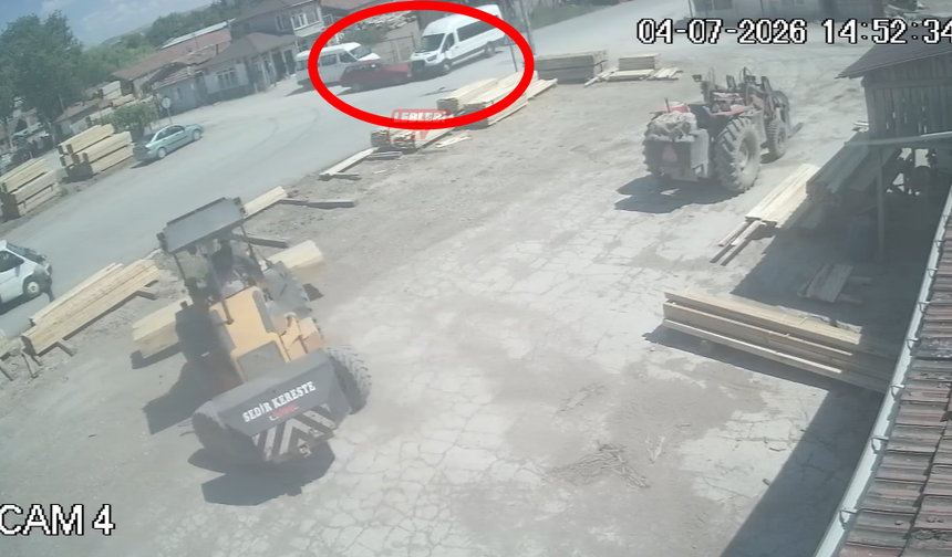 Çorum'da Minibüs İle Otomobil Çarpıştı, 2 Kişi Yaralandı