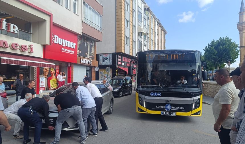 Duyarsız Sürücü Trafiği Kilitledi! Vatandaşlar Otomobili Taşıdı