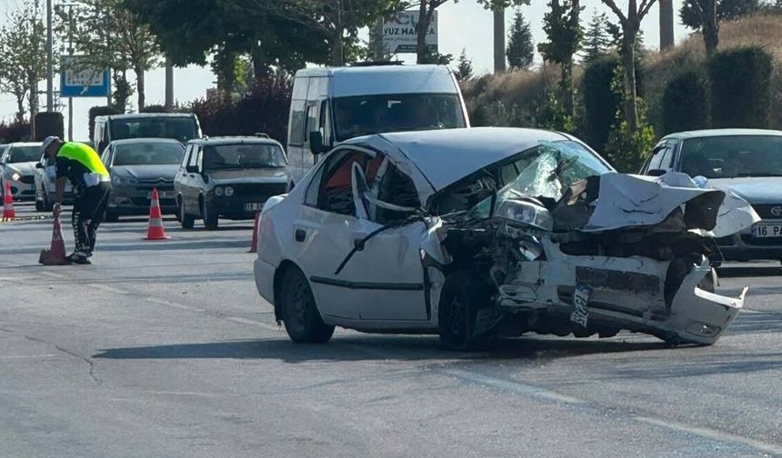 Traktör ile Otomobil Çarpıştı! 1 Yaralı