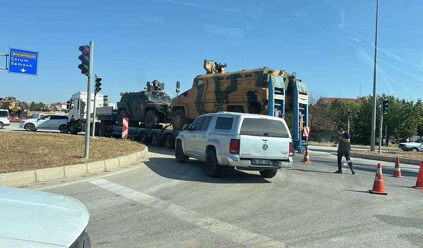 Zırhlı Araç Taşıyan TIR’la Otomobil Çarpıştı