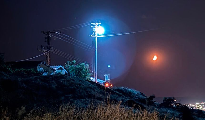 Elektrik Tellerinden Yayılan Kıvılcım Yangın Korkusuna Neden Oldu