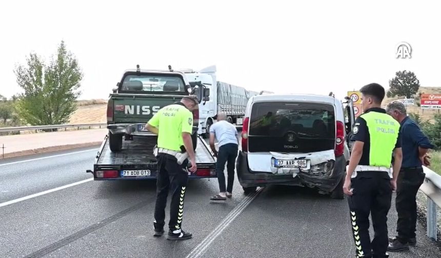 Pikap İle Hafif Ticari Araç Çarpıştı 5 Kişi Yaralandı