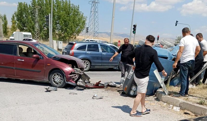 Kavşakta Korkutan Kaza: 1 Yaralı