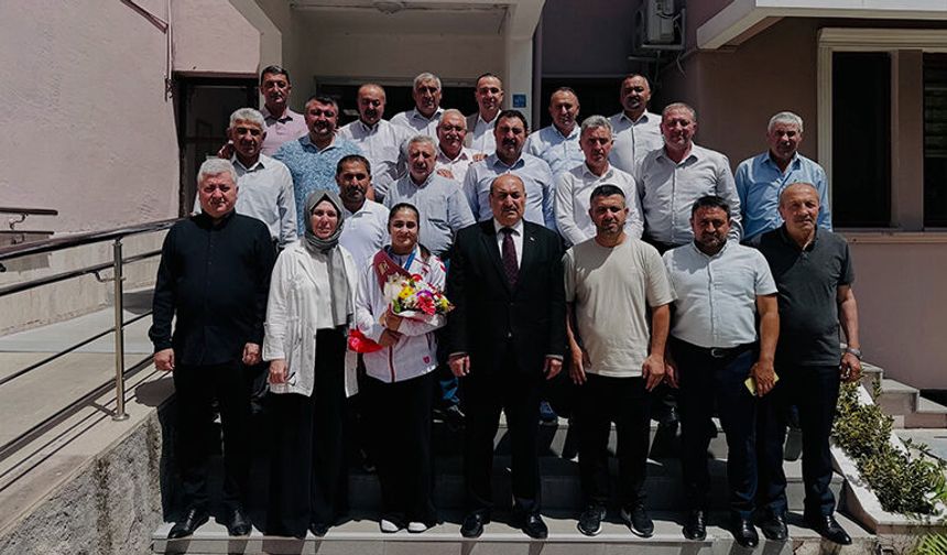 Dünya Şampiyonu İl Genel Meclisi’nde Kapıda Karşılandı