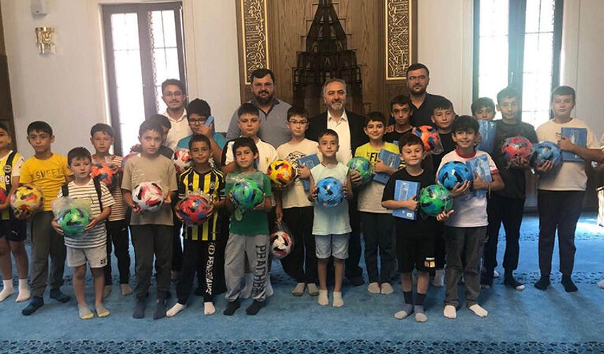 Müftü’den Kur’an Kursu Öğrencilerine Hediye