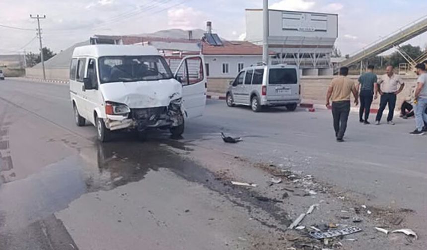 TIR İle Minibüs Çarpıştı: 2 Yaralı