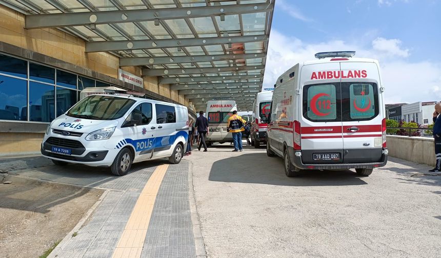 Sokakta Eşiyle Kavga Eden Şahsı Evire Çevire Dövdüler