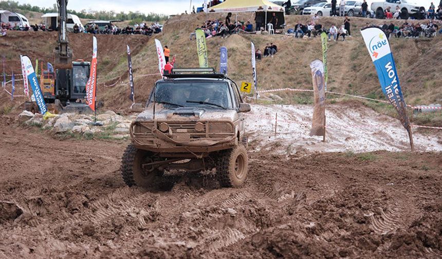 Off-Road Tutkunları Zorlu Parkurda Yarıştı