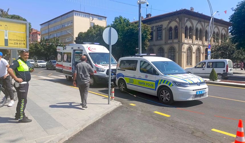 Dikkatsiz Yayaya Motosiklet Çarptı