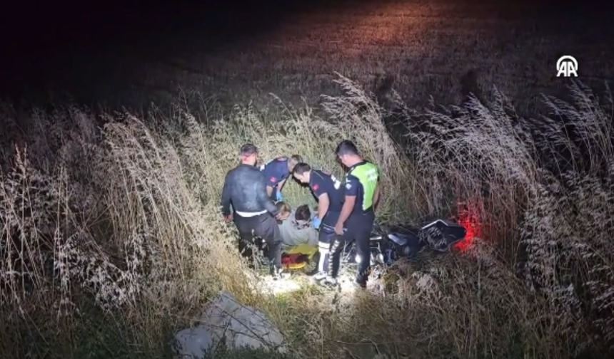Tarlaya Devrilen Motosiklette Can Pazarı: 2 Yaralı