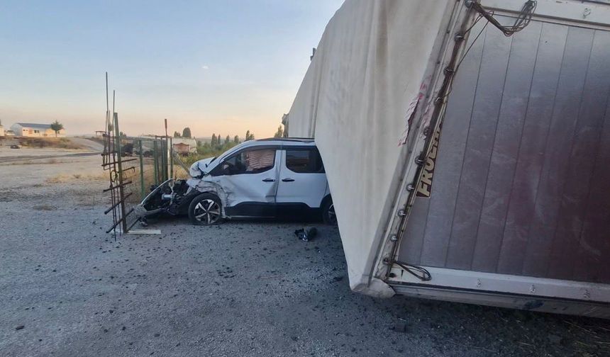 Otomobil Devrilen TIR’ın Altında Kaldı: 1 Yaralı