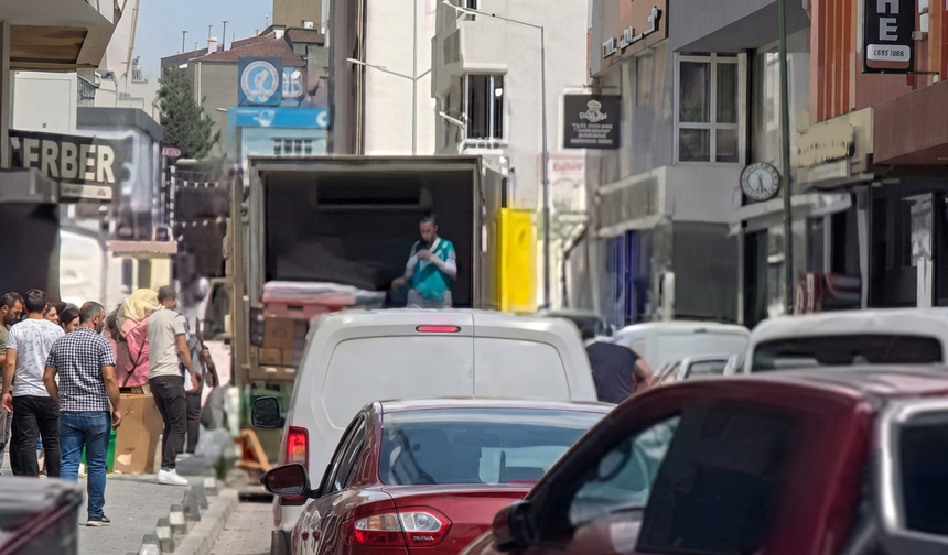 Market Kamyonu Yolu Tıkadı Bekleyen Sürücüler İsyan Etti