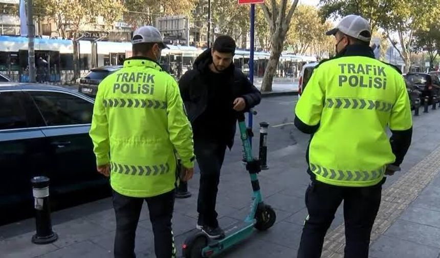 E-scooter’ı 15 Yaşından Küçüklerin Kullanması Ve İki Kişi Binmek Yasak