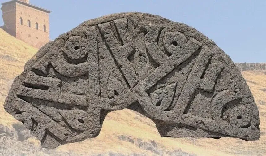 Ani Ören Yeri'nde "Hz. Muhammed" İsminin Yer Aldığı Selçuklu Taşı Bulundu