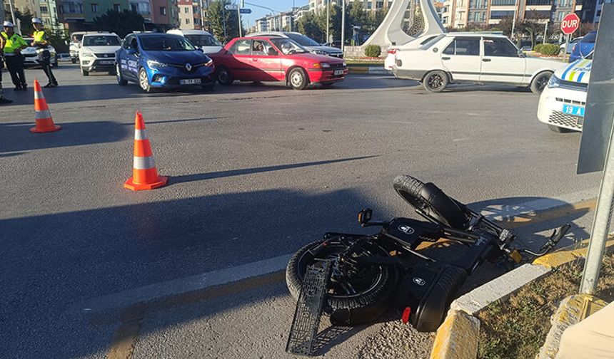 Binevler Kavşağı’nda Korku Dolu Anlar! Minibüs Çarptığı Bisikletli Yaralandı