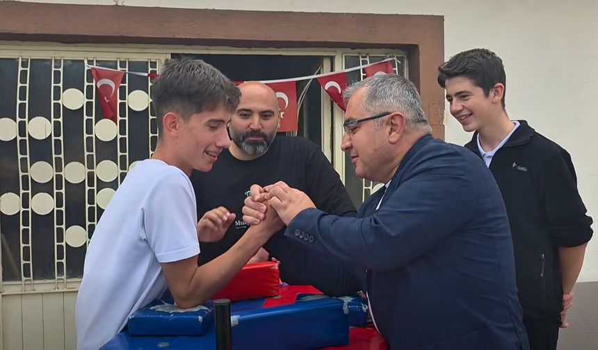 Başkan Ünlü, gençleri sınadı