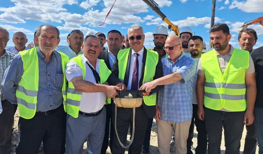 Ahlatcı, Zanaatkarlar’da 24 İşyerinin İdari Binasının Temelini Attı