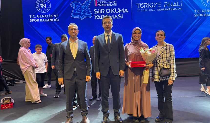 İlahiyat Öğrencisi Esmanur Çancılar, Şiir Yarışmasında Türkiye Birincisi Oldu
