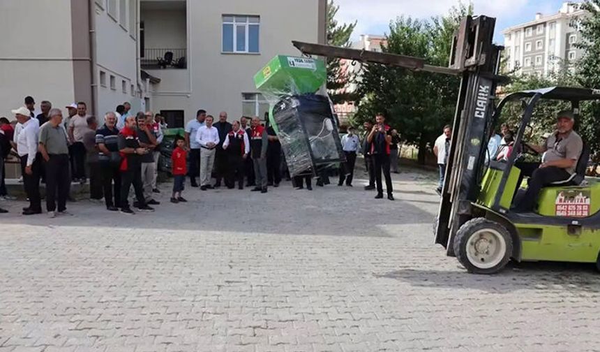 Alaca’da Üreticilere Yem Ezme Makinesi Desteği