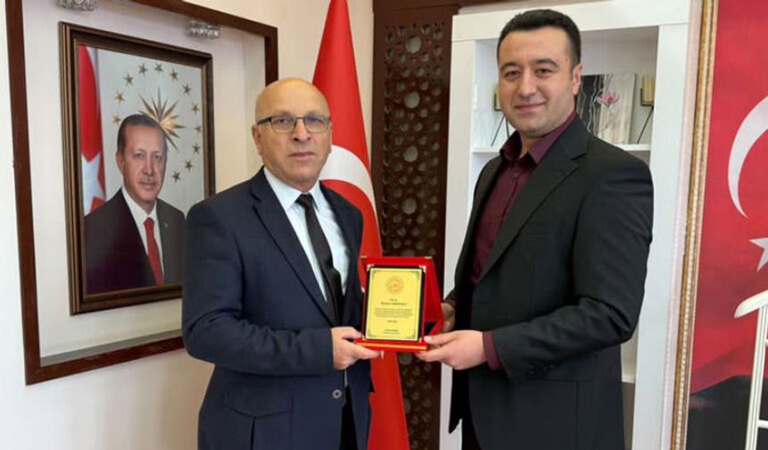 Emekli Özel İdare Müdürüne Plaket