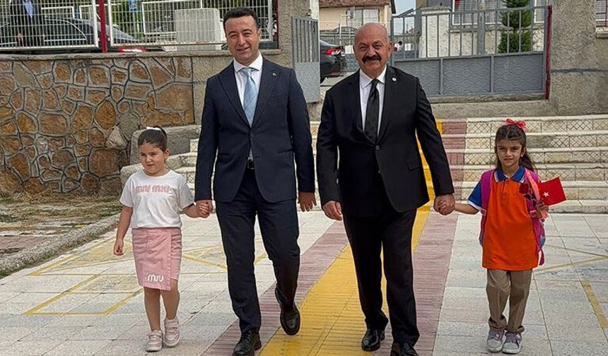 Okula Öğrencilerle El Ele Gittiler