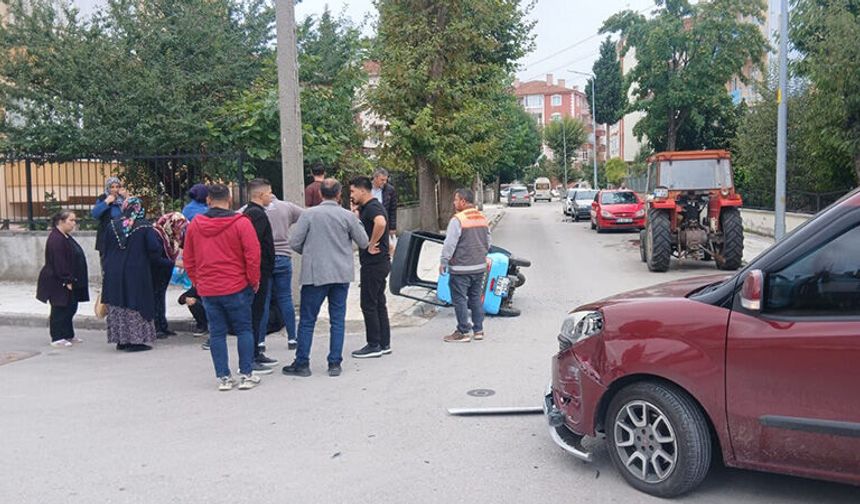 Kavşakta Feci Kaza: 3 Tekerlekli Motosiklet Hafif Ticari Araçla Çarpıştı