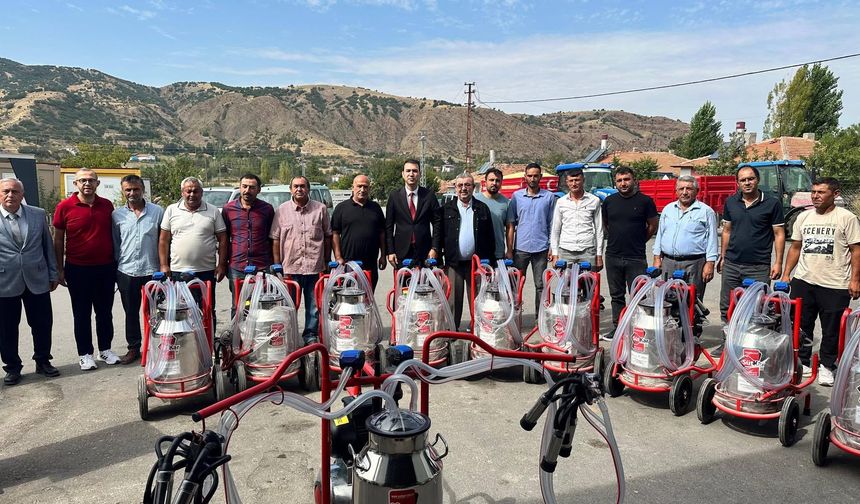 Uğurludağ’da Süt Sağım Makineleri Dağıtıldı