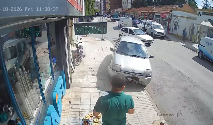 Çorum’da Otomobil Kaldırıma Daldı, Vatandaş Ölümden Döndü
