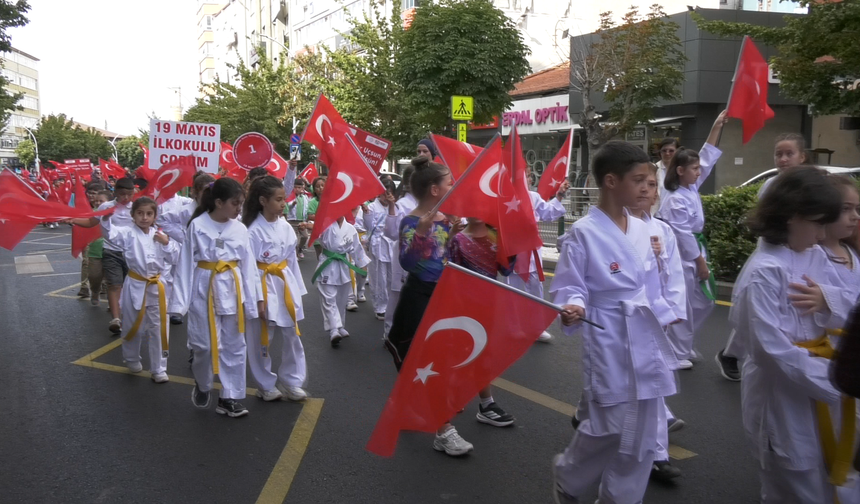 Çorum’da Öğrencilerden Coşkulu Kortej!