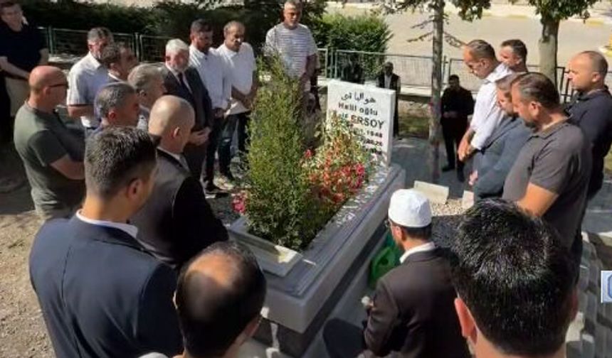 Prof.Dr. Arif Ersoy Mezarı Başında Dualarla Anıldı