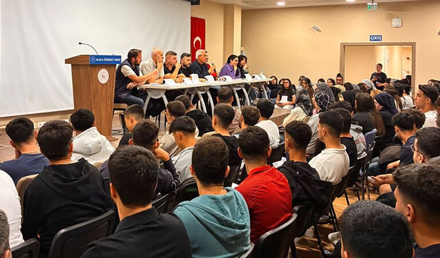 Yurda kayıt yaptıran öğrenciler bir araya geldi