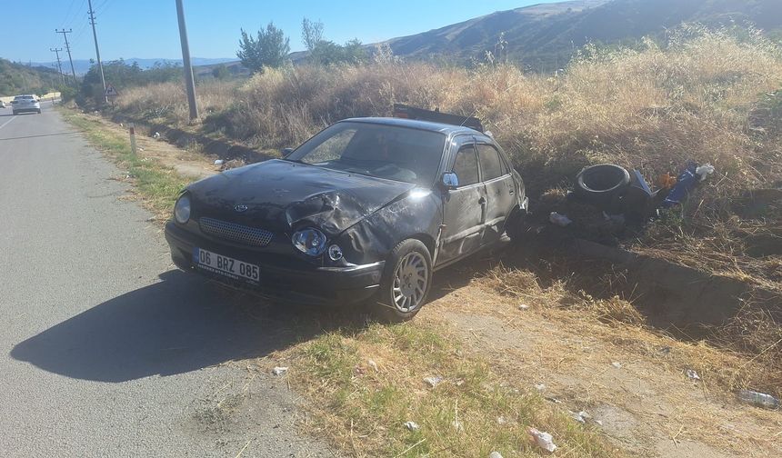 Otomobil Toprak Yığını Ve Su Kanalına Çarptı: 4 Yaralı