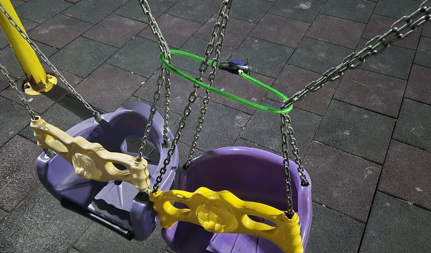 Çorum’da Parkta Şaşırtan Görüntü! Salıncaklara Zincirle Kilit Vurdular