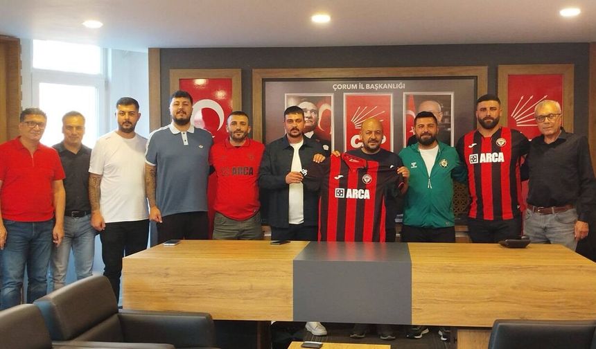 Çorum FK Taraftarlarından CHP’ye Ziyaret! 19 Numaralı Forma Hediye Edildi