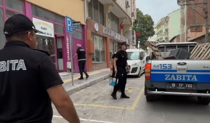 Zabıta Yol Ve Kaldırımları İşgal Eden Malzemeleri Topladı