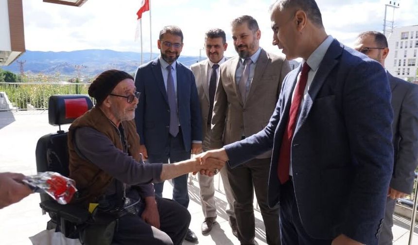 Kaymakam Duman huzurevi sakinlerinin gününü kutladı