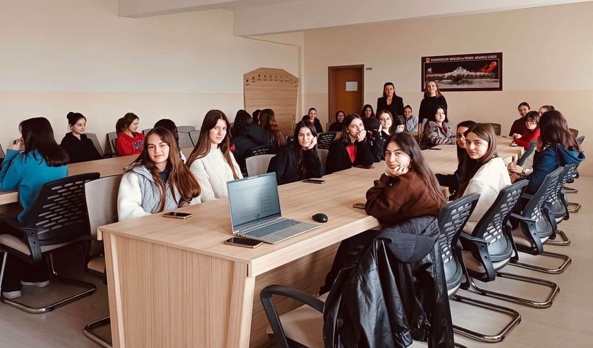 Buharaevler Kız Mesleki Ve Teknik Anadolu Lisesi Öğrencilerine İşkur'dan Kariyer Rehberliği