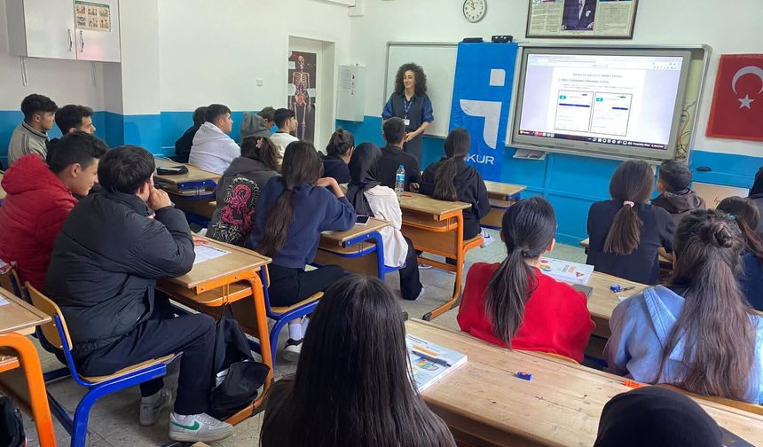 Meslek öğrencilerine İşkur tanıtılıp iş arama süreçleri anlatıldı