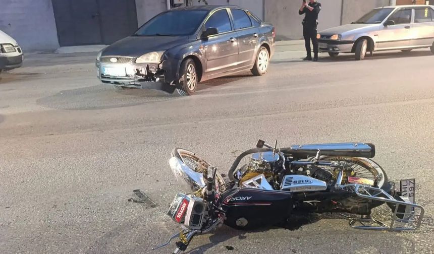 U dönüşü yapmak isterken motosiklete çarptı, 1 yaralı