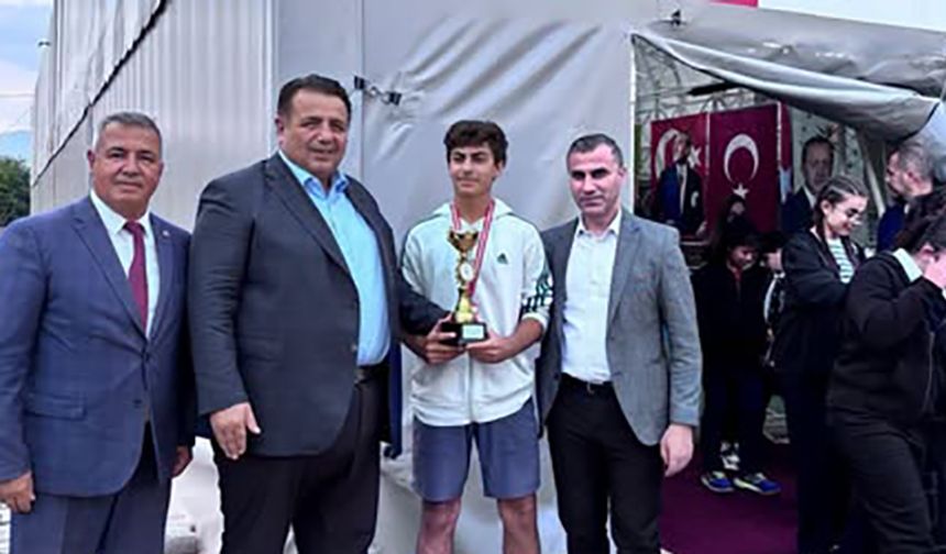 Tenis turnuvası galipleri ödüllerini protokolden aldı
