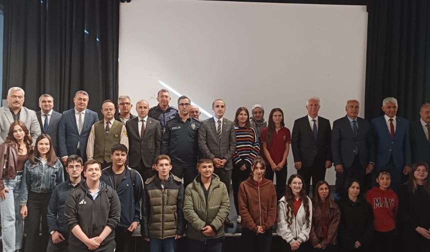 Eski Anayasa Mahkemesi Başkanvekili Gökcan İskilip'te öğrencilerle buluştu