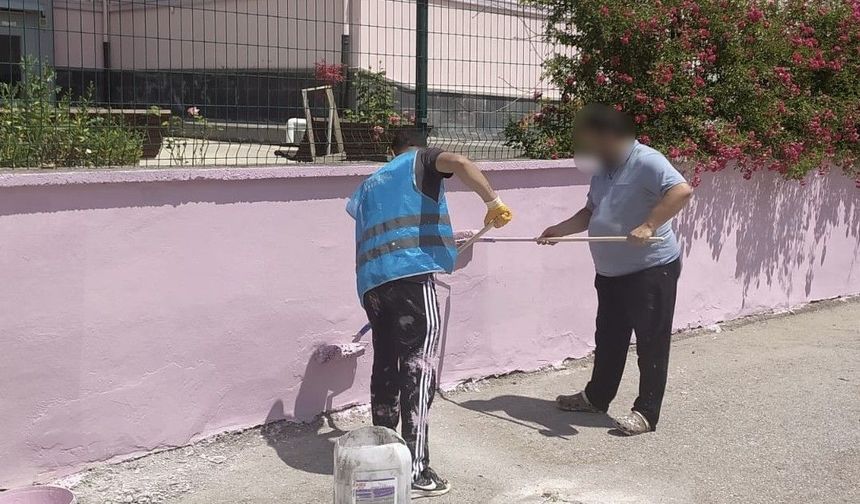 Çorum'da okul binalarının boya ve onarımını yükümlüler yaptı