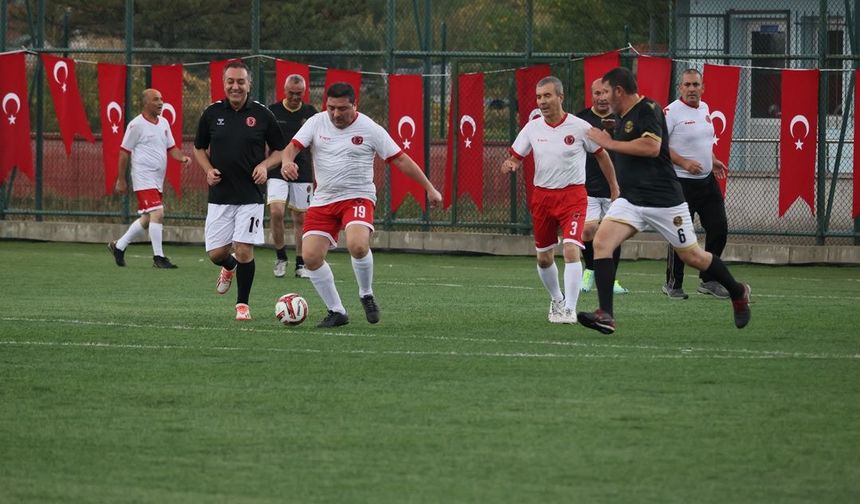 Sungurlu'da "3. Veteranlar Gösteri Maçı" oynandı